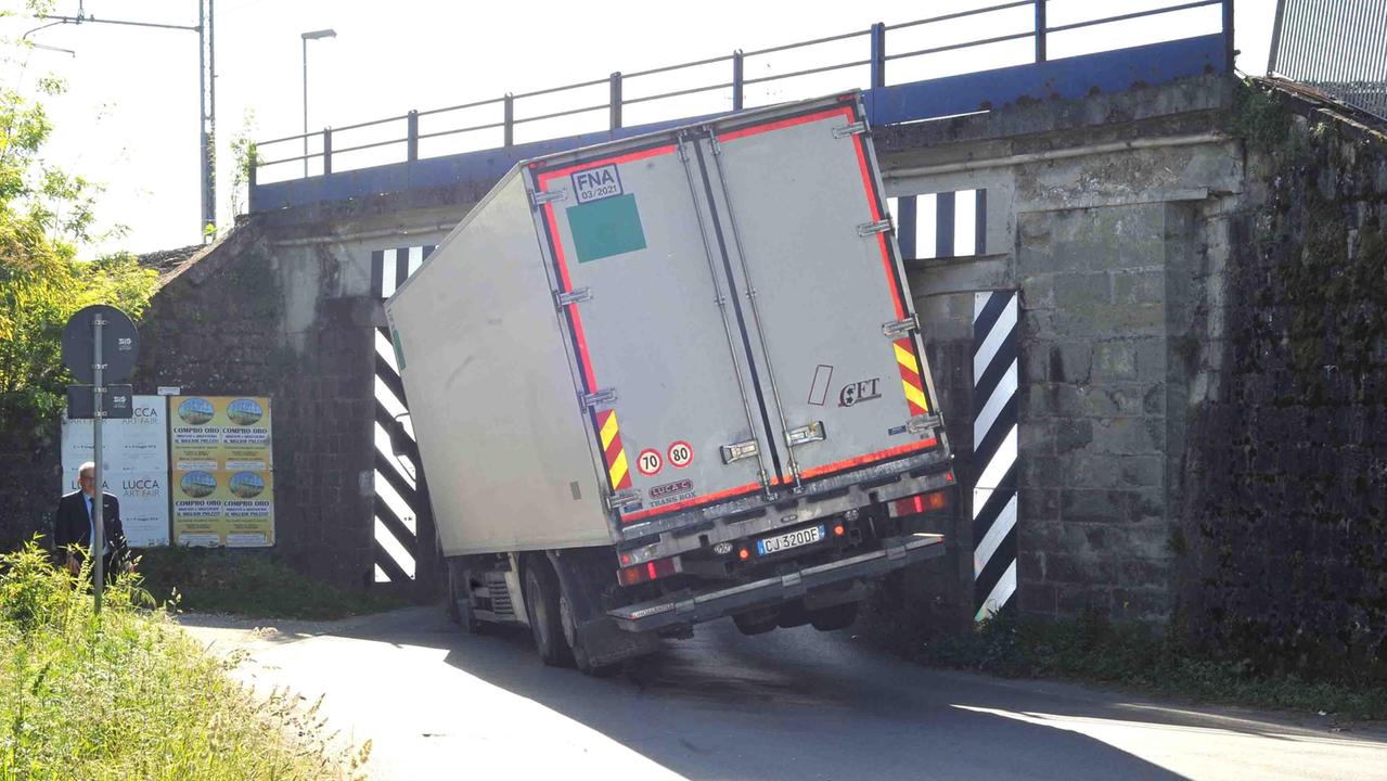 Il tir incastrato nel sottopasso di via Pratese (foto Gori)
