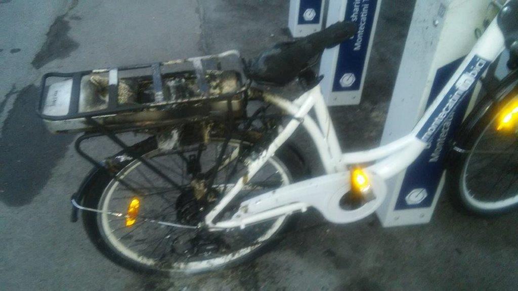 Una delle biciclette e noleggio danneggiate dal fuoco