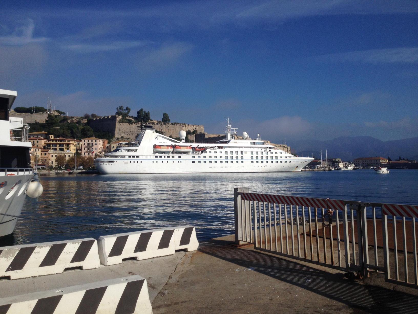 Una nave da crociera all'Alto Fondale
