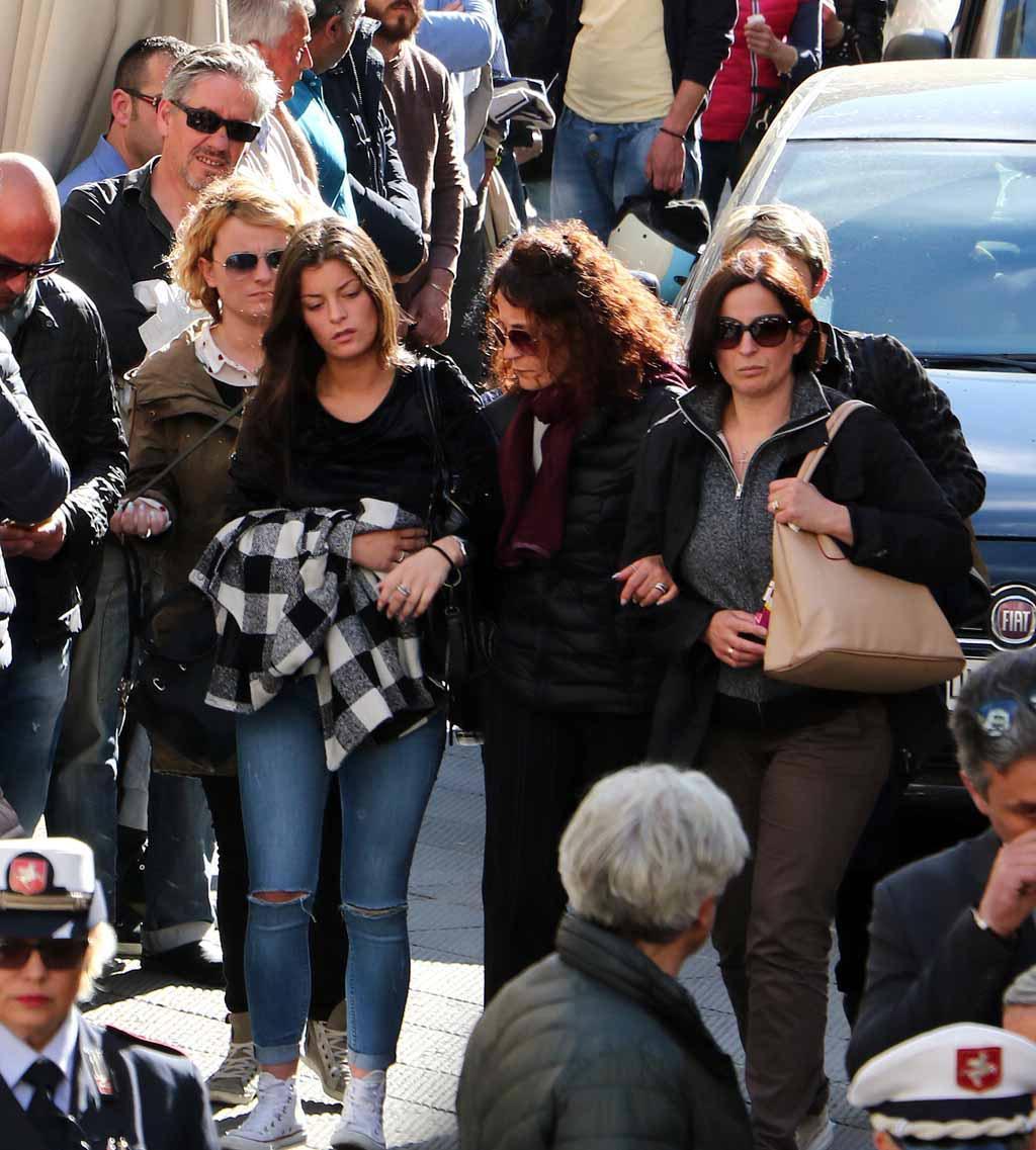 Giulia Ricci Antonioli ai funerali con la camicia a scacchi del padre