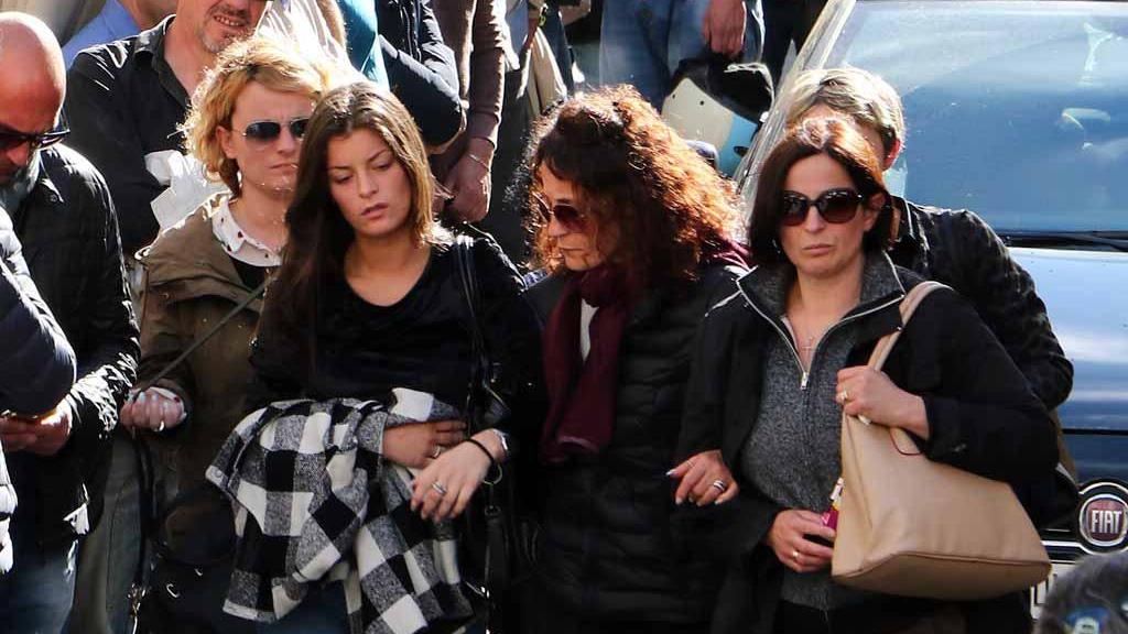 Giulia Ricci Antonioli ai funerali con la camicia a scacchi del padre