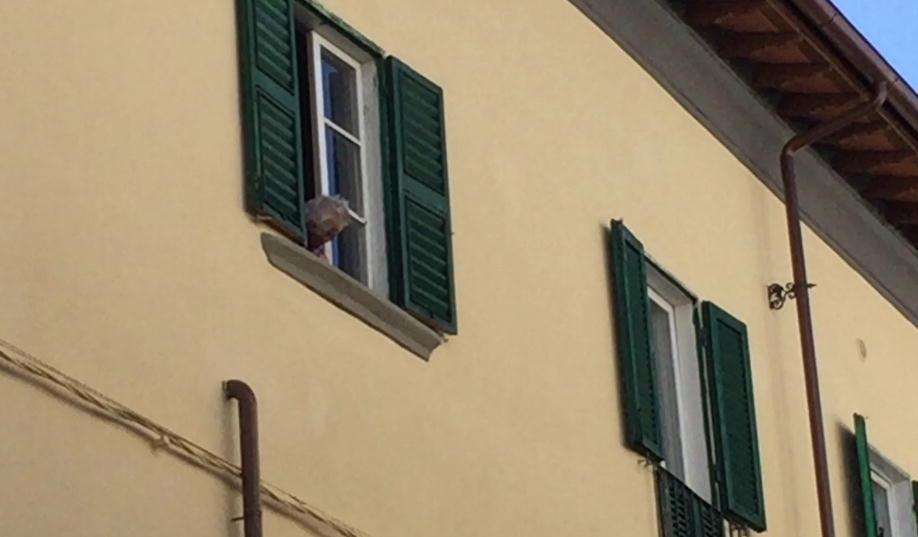 Resta chiusa in casa e chiede aiuto dalla finestra - Video
