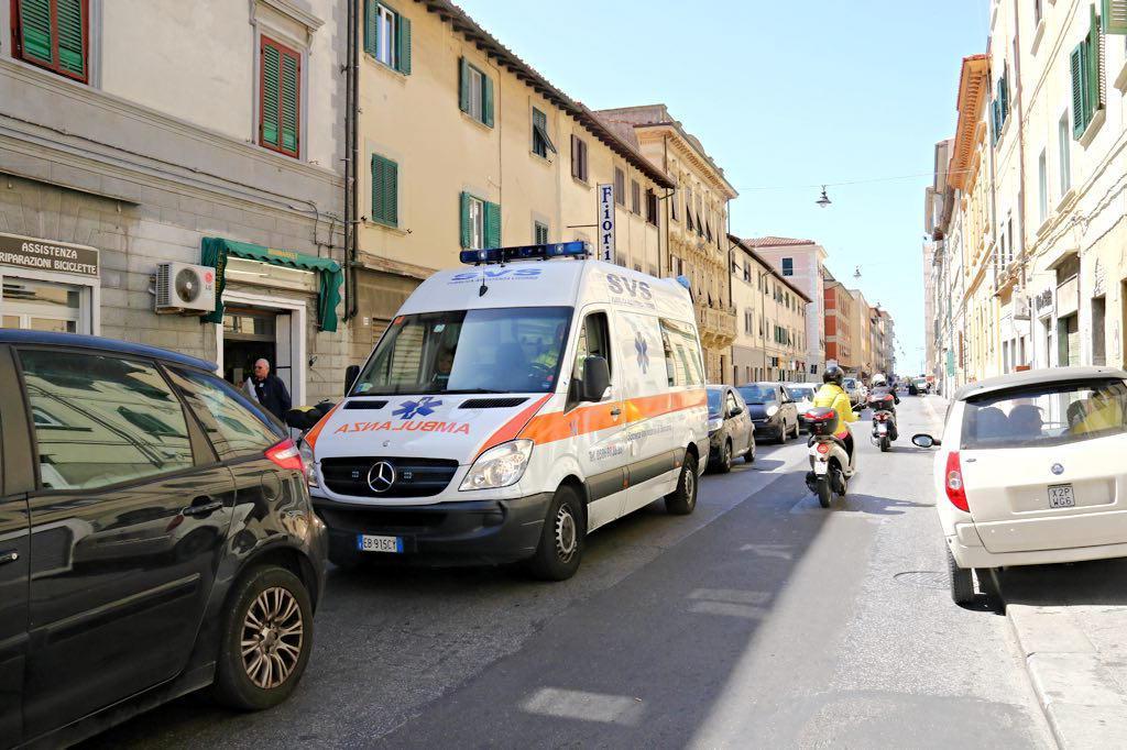 Un'ambulanza in corso Mazzini (Marzi)