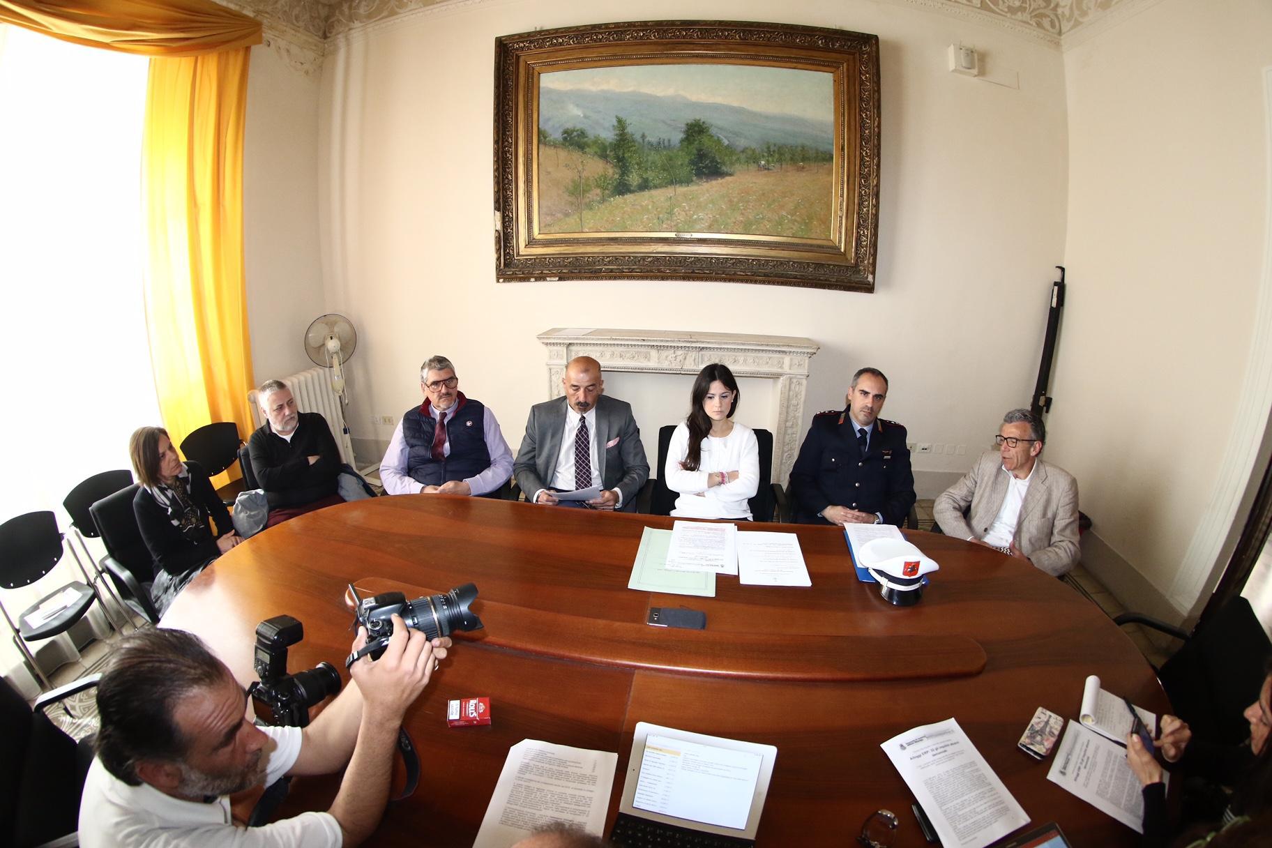Da sinistra: Elisabetta Cella (ufficio casa), Giovanni De Bonis (capo ufficio casa), Alessandro Mariani (ispettore della municipale, capo del Nucleo anti evasione); Fabio Cerini (capo area specializzata dela municipale), Ina Dhimgjini ( assessora comunale al sociale), Marco Vaccai (ispettore municipale capo della sezione investigativa giudiziario), Riccardo Pucciarelli, comandante della municipale