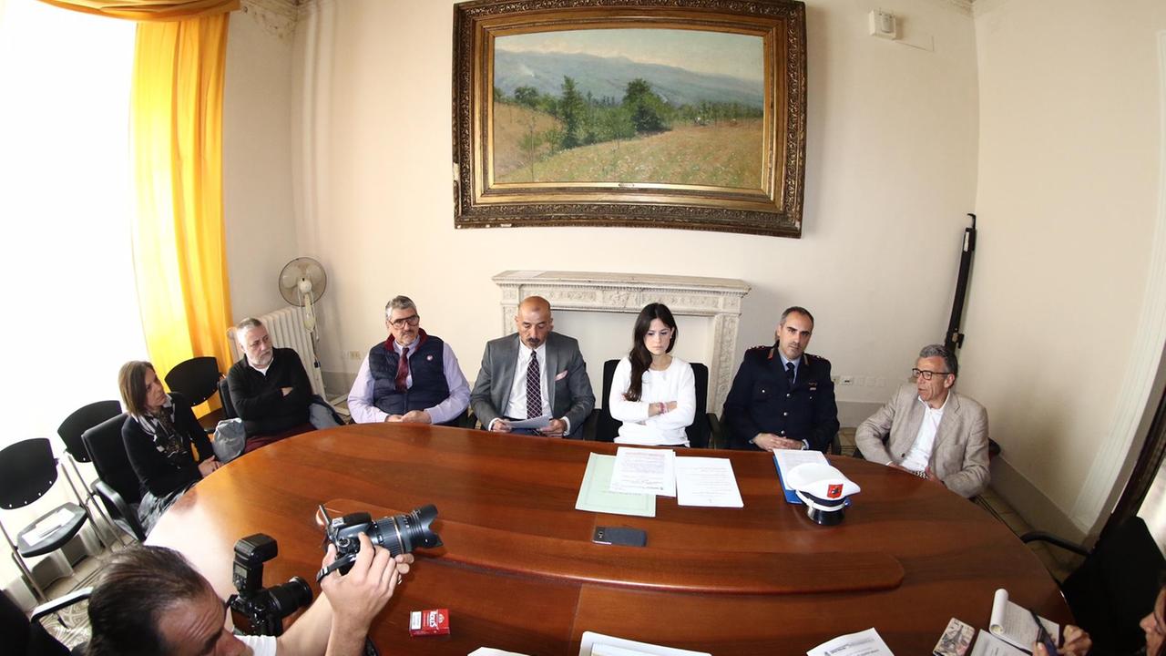 Da sinistra: Elisabetta Cella (ufficio casa), Giovanni De Bonis (capo ufficio casa), Alessandro Mariani (ispettore della municipale, capo del Nucleo anti evasione); Fabio Cerini (capo area specializzata dela municipale), Ina Dhimgjini ( assessora comunale al sociale), Marco Vaccai (ispettore municipale capo della sezione investigativa giudiziario), Riccardo Pucciarelli, comandante della municipale