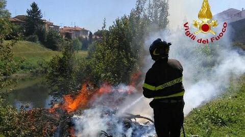 Vigili del fuoco in azione lungo il Bisenzio