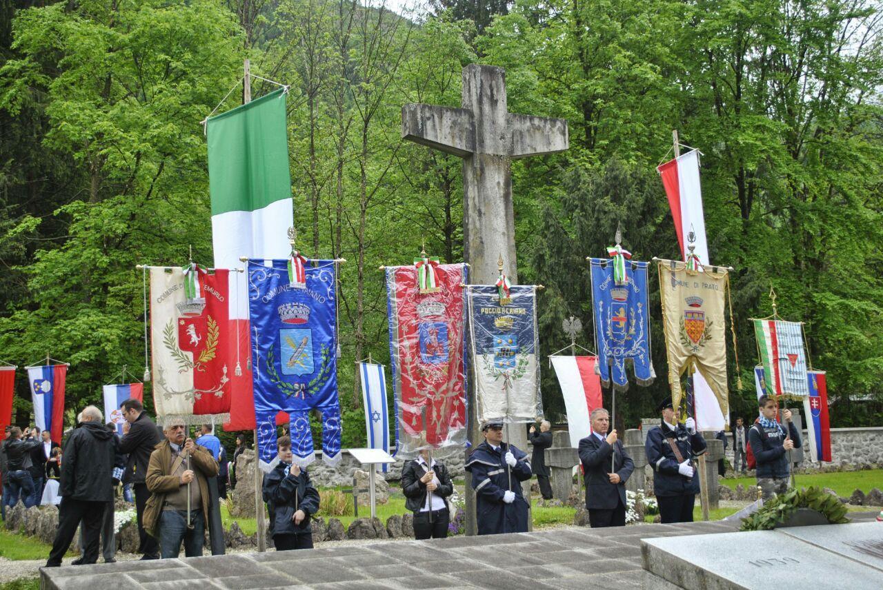La cerimonia di commemorazione davanti al monumento ai caduti italiani