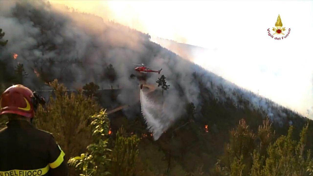 L'intervento dell'elicottero sull'incendio (foto Vigili del Fuoco)