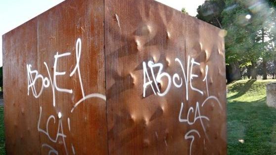 La scultura dedicata alle vittime del Moby imbrattata dai vandali (Marzi Pentafoto)