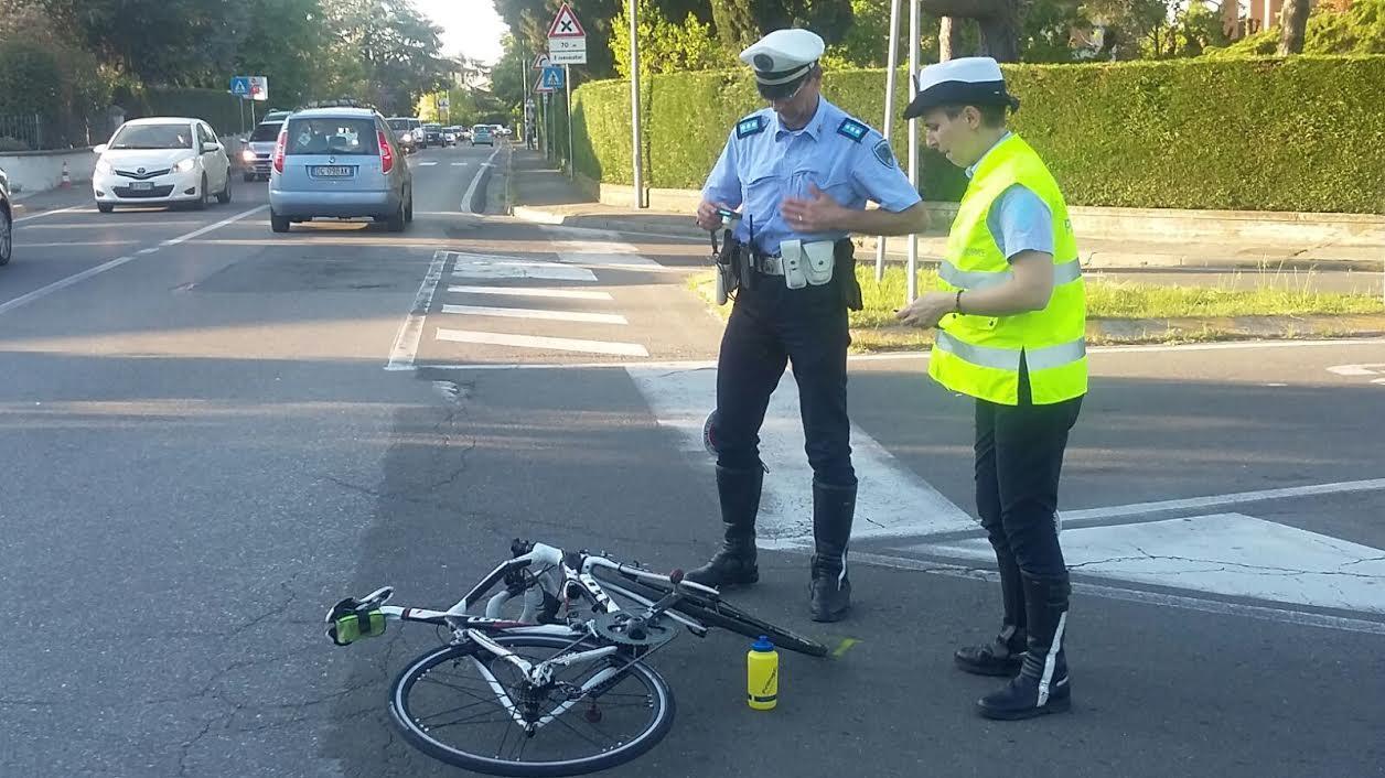 Albinea, grave ciclista travolto da un'auto