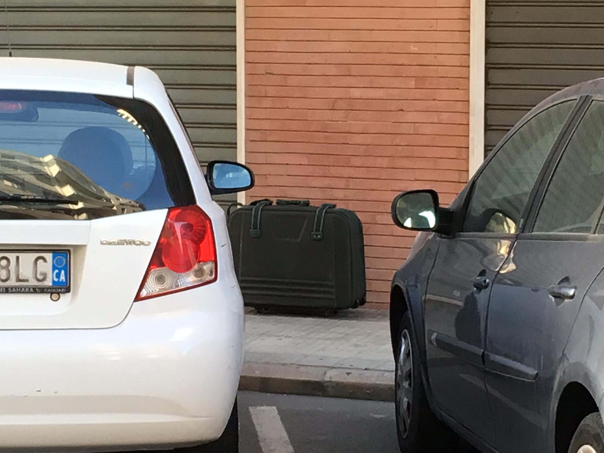 La valigia che ha causato l'allarme bomba in via Giudice Mariano (foto Mario Rosas)