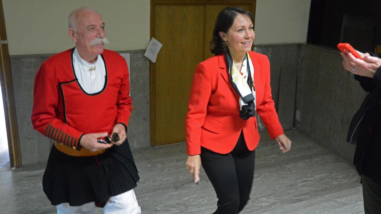 Doddore Meloni con indosso il costume tradizionale di Ittiri accompagnato dal suo avvocato Cristina Puddu