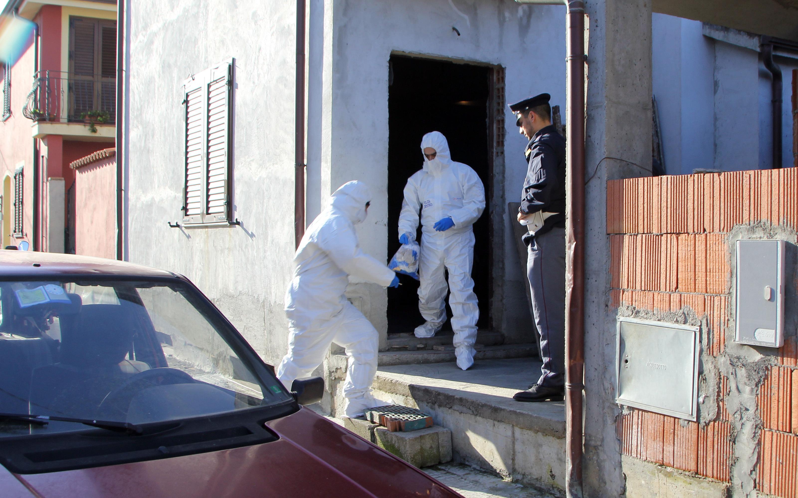 Gli agenti della Scientifica nella casa teatro dell'omicidio