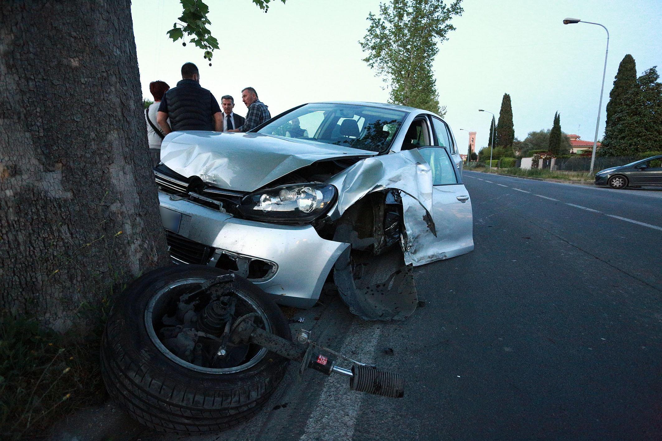 La Golf distrutta dopo l'impatto contro l'albero (Foto Agenzia Carlo Sestini)