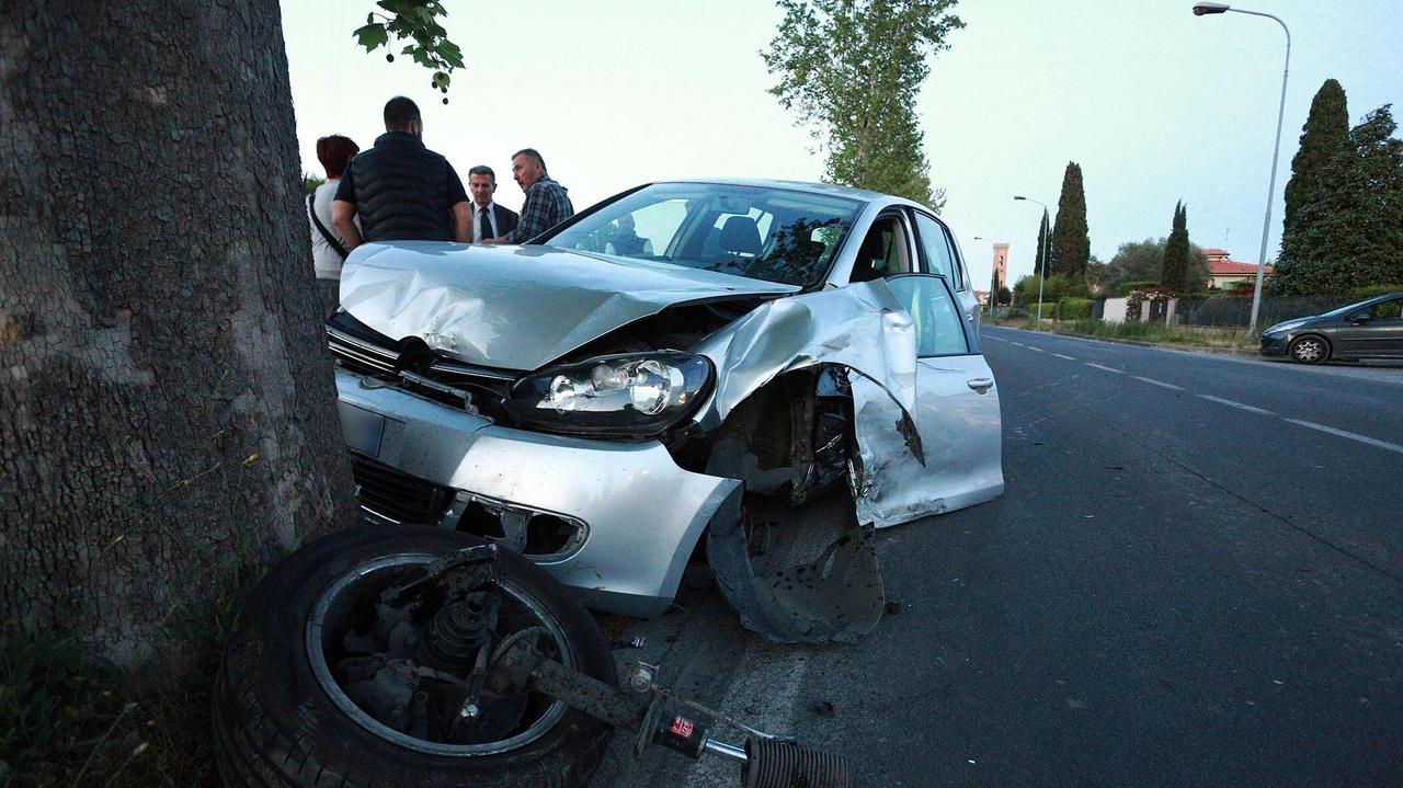 La Golf distrutta dopo l'impatto contro l'albero (Foto Agenzia Carlo Sestini)