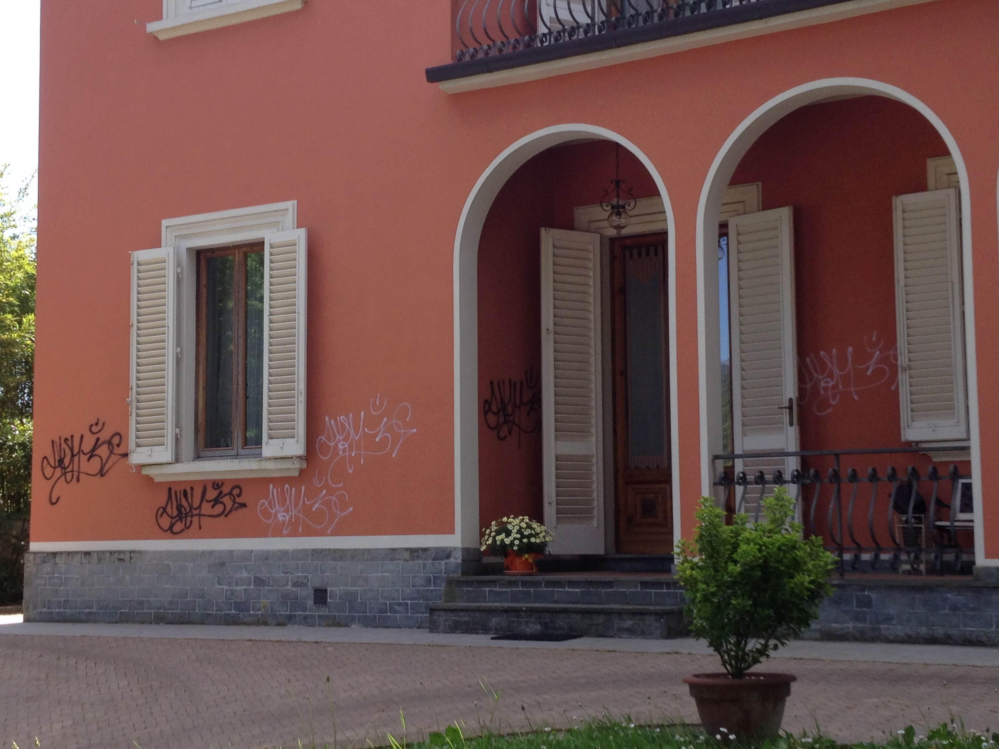 Case, negozi e auto imbrattati dai writer tra Buggiano e Margine 