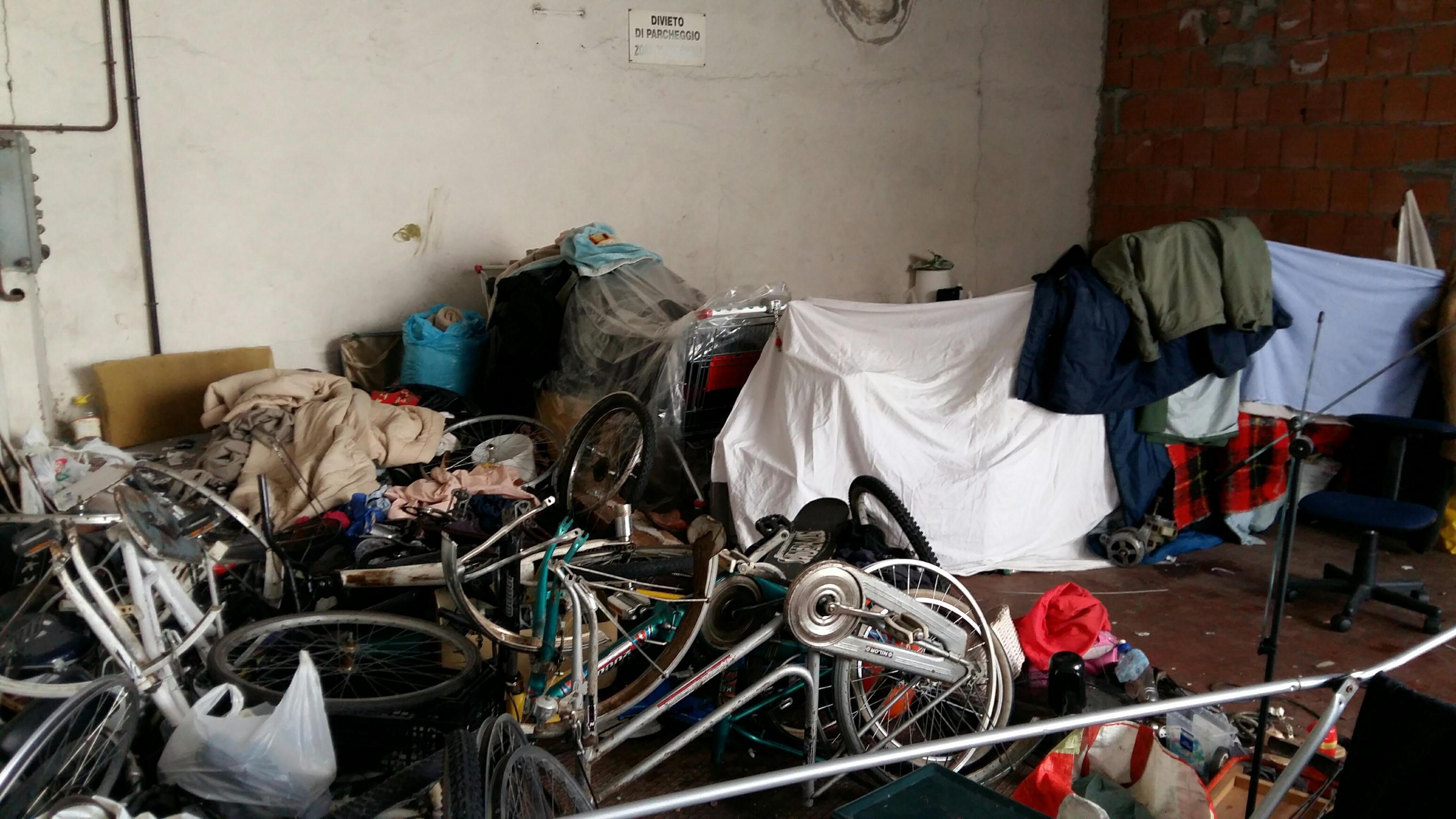 Il garage diventato rifugio dei senza tetto con un ammasso di biciclette
