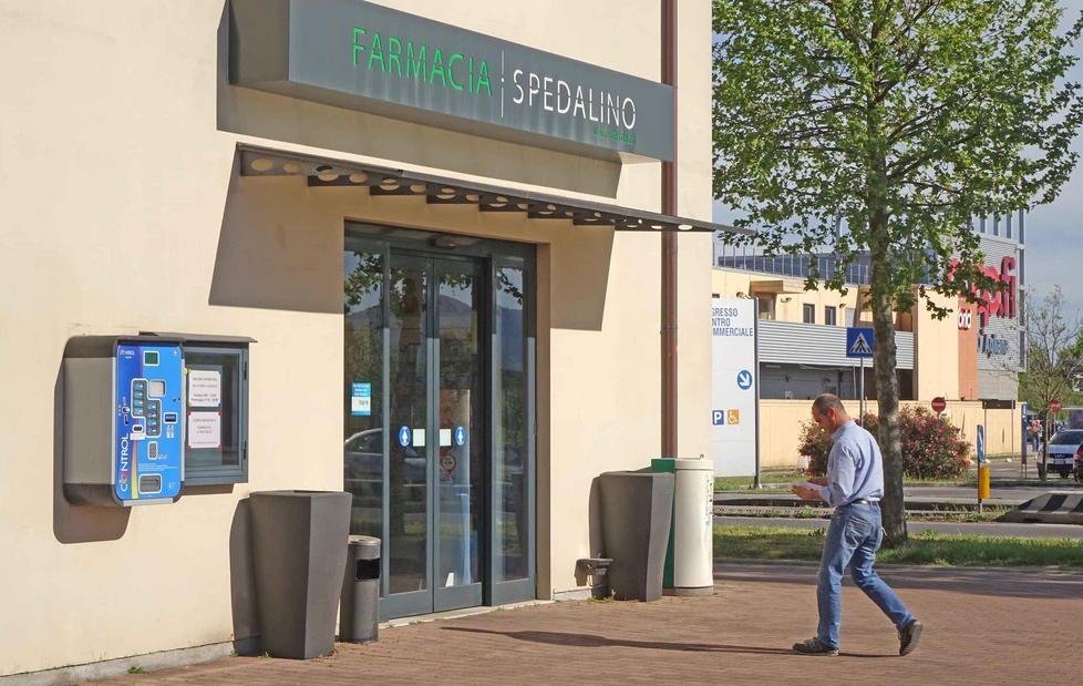Rapina la farmacia con un trincetto 