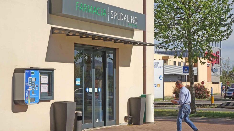 Rapina la farmacia con un trincetto