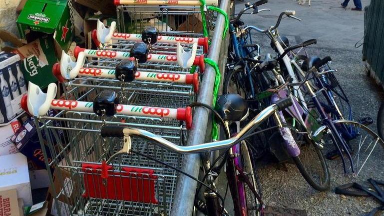 Rotte, danneggiate e ammassate È il degrado a 2 ruote