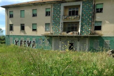 Erba alta, rovi e degrado nell’ex colonia Laveno