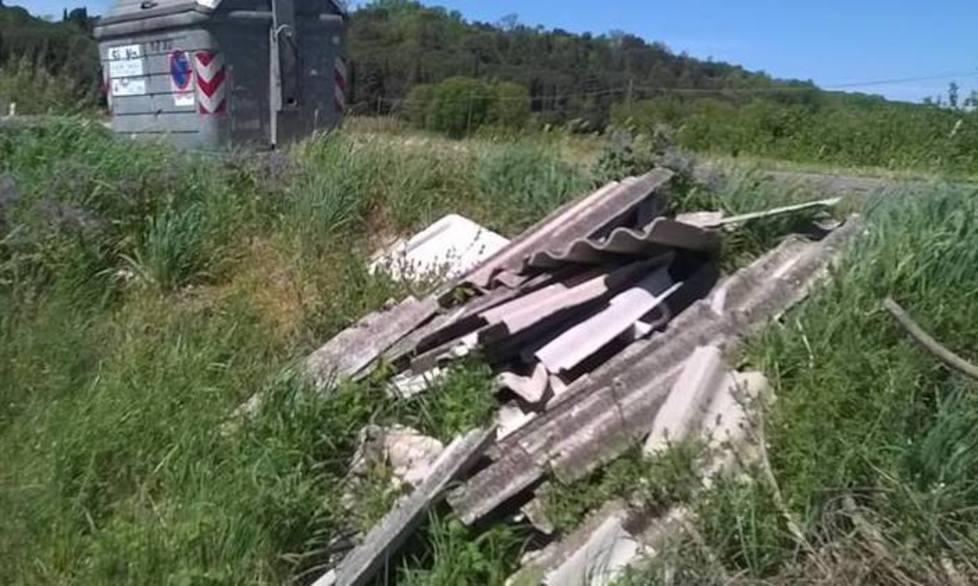 Eternit abbandonato in un campo