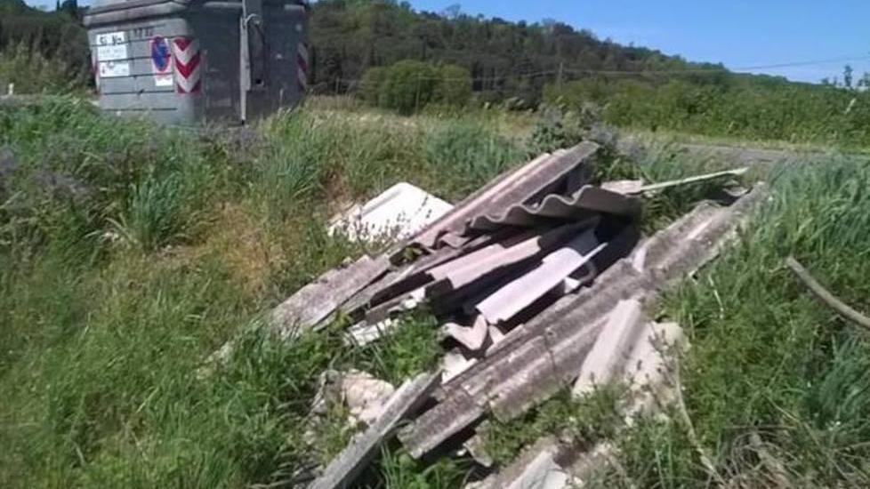 Eternit abbandonato in un campo