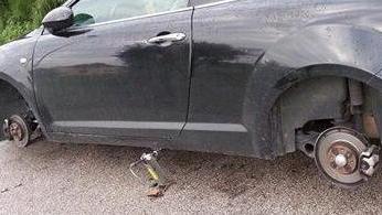 Furto di cerchioni e gomme a un’Audi che era in sosta