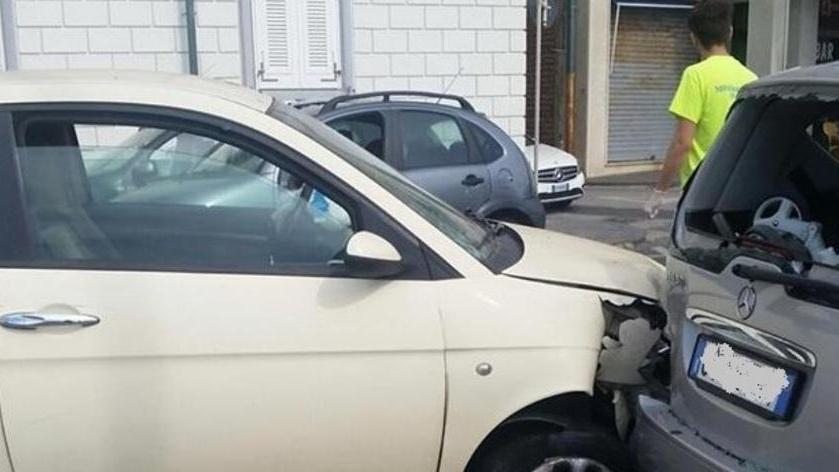 Bimbo cade e batte la testa, il padre viene tamponato