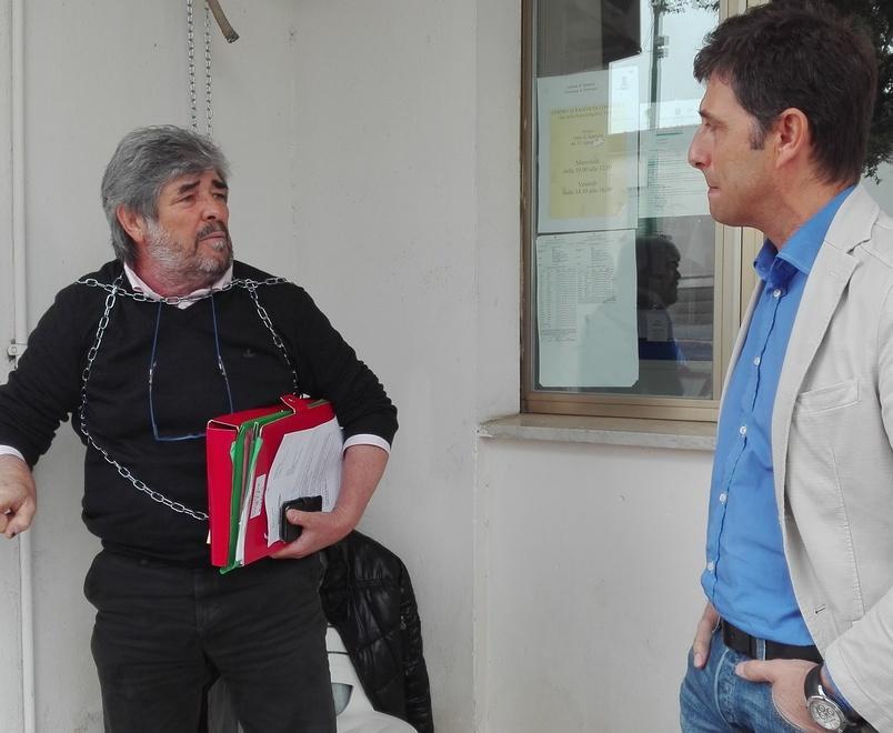 Incatenato in Comune e in attesa di risposte 
