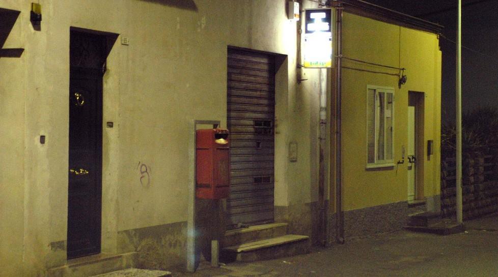 Rapinatori in azione in una tabaccheria: 300 euro il bottino