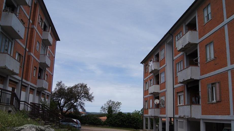 Palazzine popolari nel degrado totale, proteste e disagi