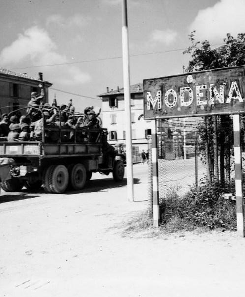 Modena ricorda i caduti: cerimonie ai cippi nei quartieri