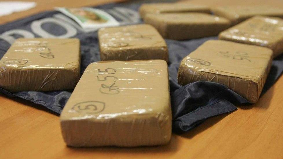 Eroina, si tradisce sbirciando un’udienza