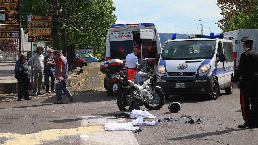 Schianto contro il camion Grave un motociclista
