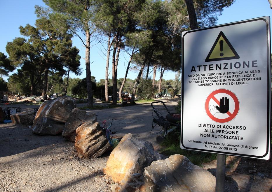 Fertilia, l’ex campo rom resta una discarica 
