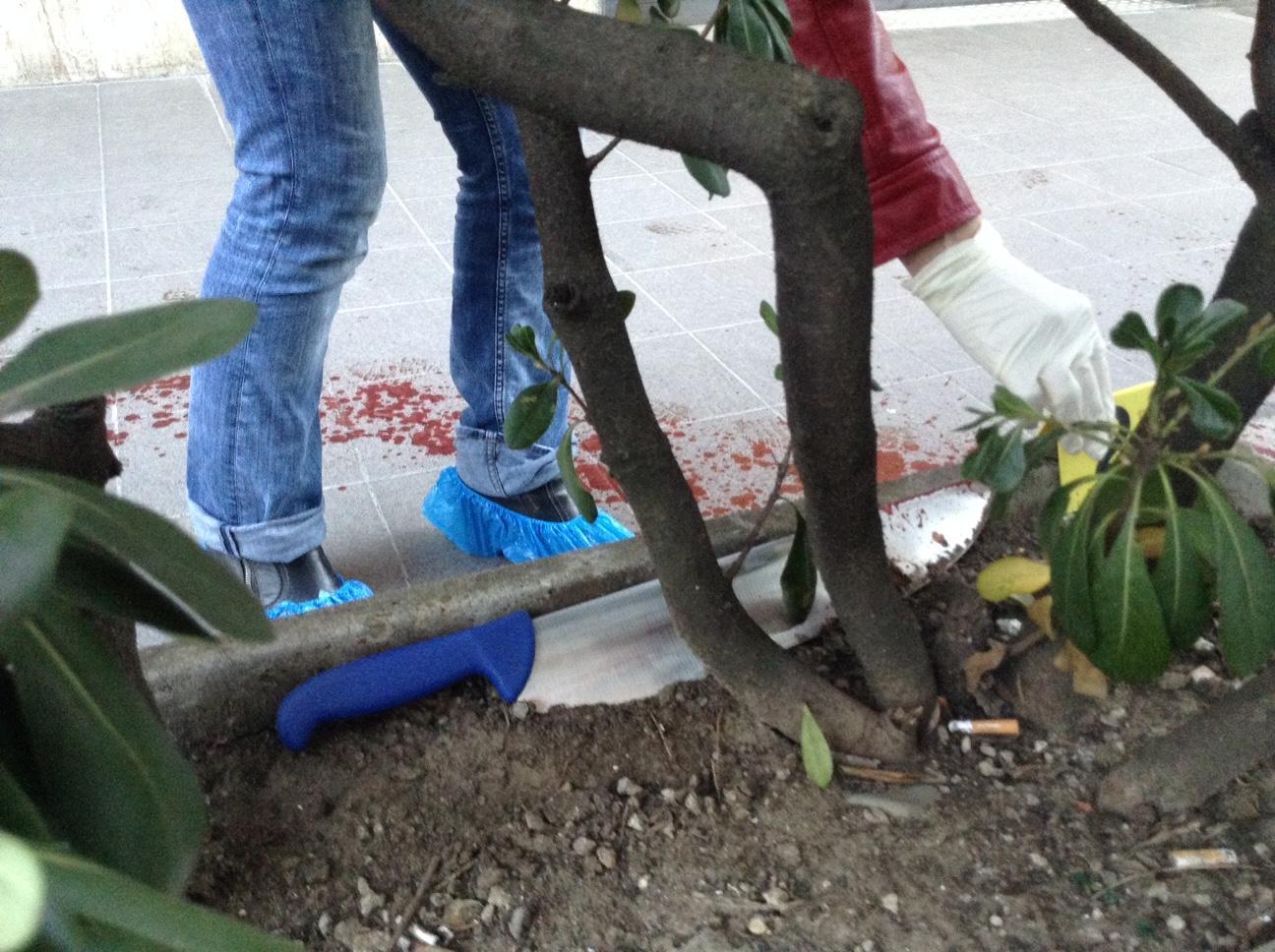 Il coltello recuperato dalla polizia davanti al bar (foto Batavia)