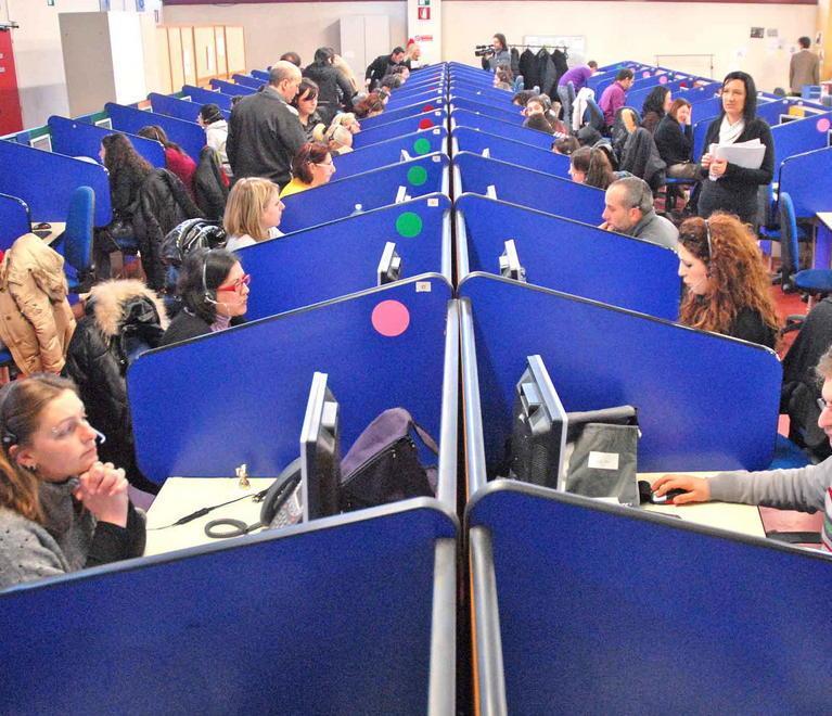 Operatori telefonici nel call center di Sant'Agostino
