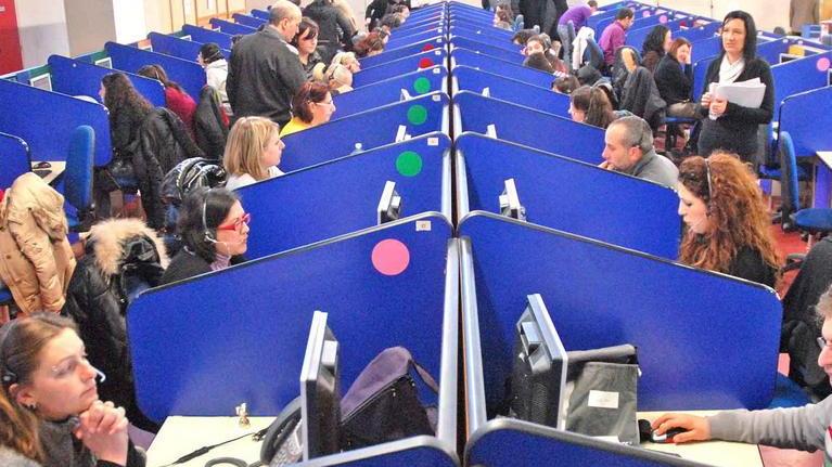 Operatori telefonici nel call center di Sant'Agostino