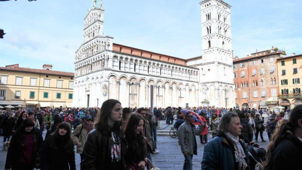 Alunni ciceroni raccontano Lucca ai turisti in città