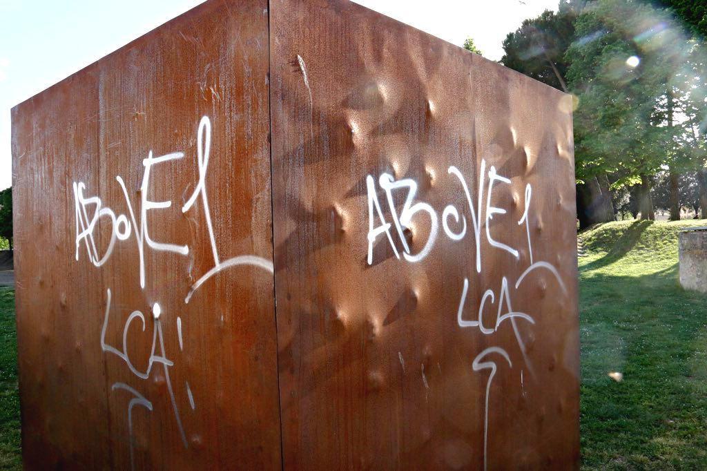 Caso scultura del Moby vandalizzata, l’autore attacca la Sovrintendenza 