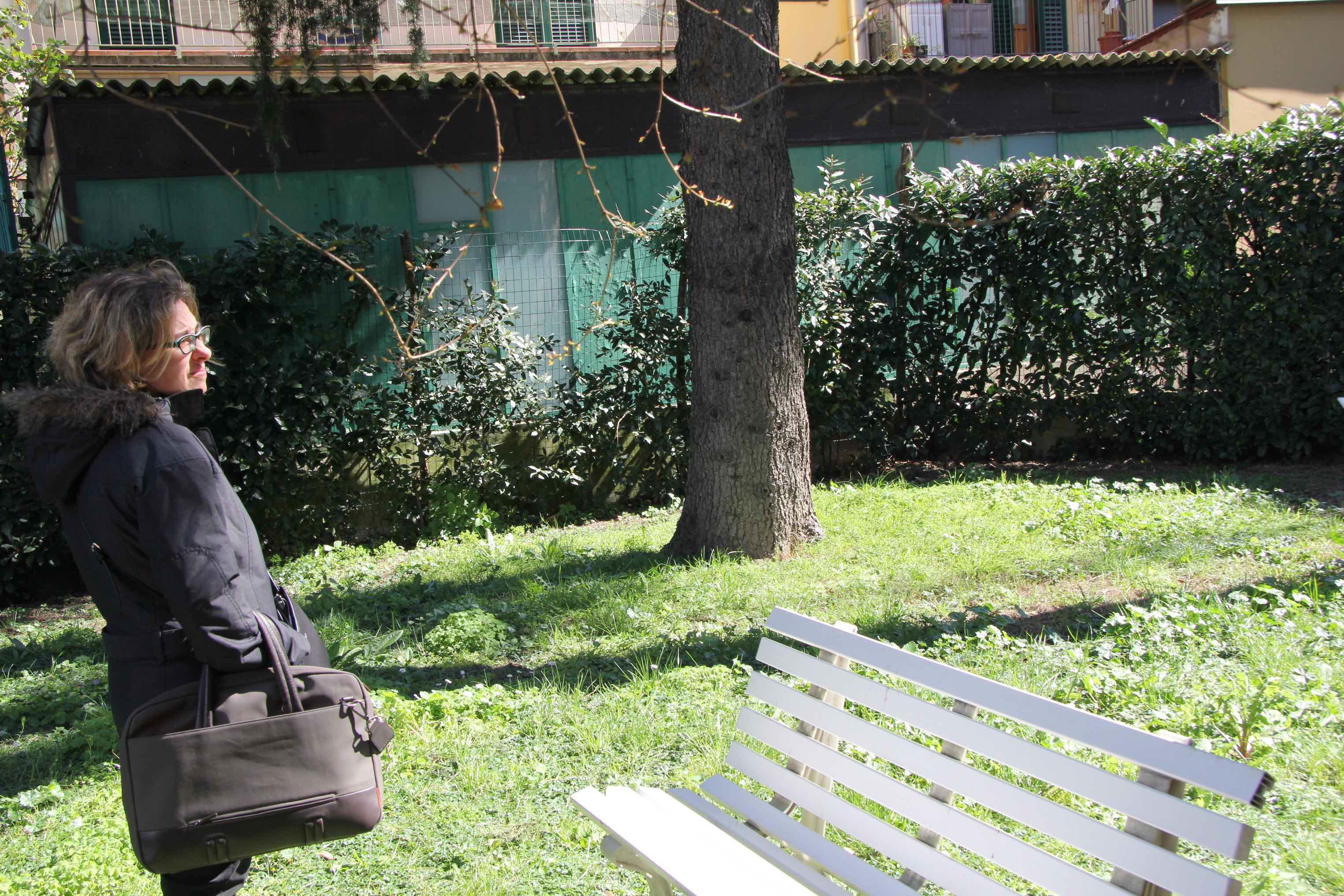 Cristina Santini nel giardino dell'asilo e accanto la tettoia di eternit