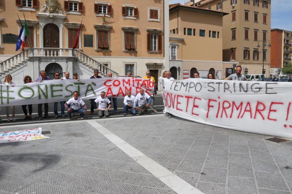 Magliette di protesta e striscioni davanti al Comune per dire no alla chiusura dell'ippodromo Caprilli