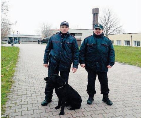 Blitz dei carabinieri a scuola, gli studenti gettano la droga dalla finestra