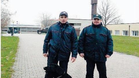 Blitz dei carabinieri a scuola, gli studenti gettano la droga dalla finestra