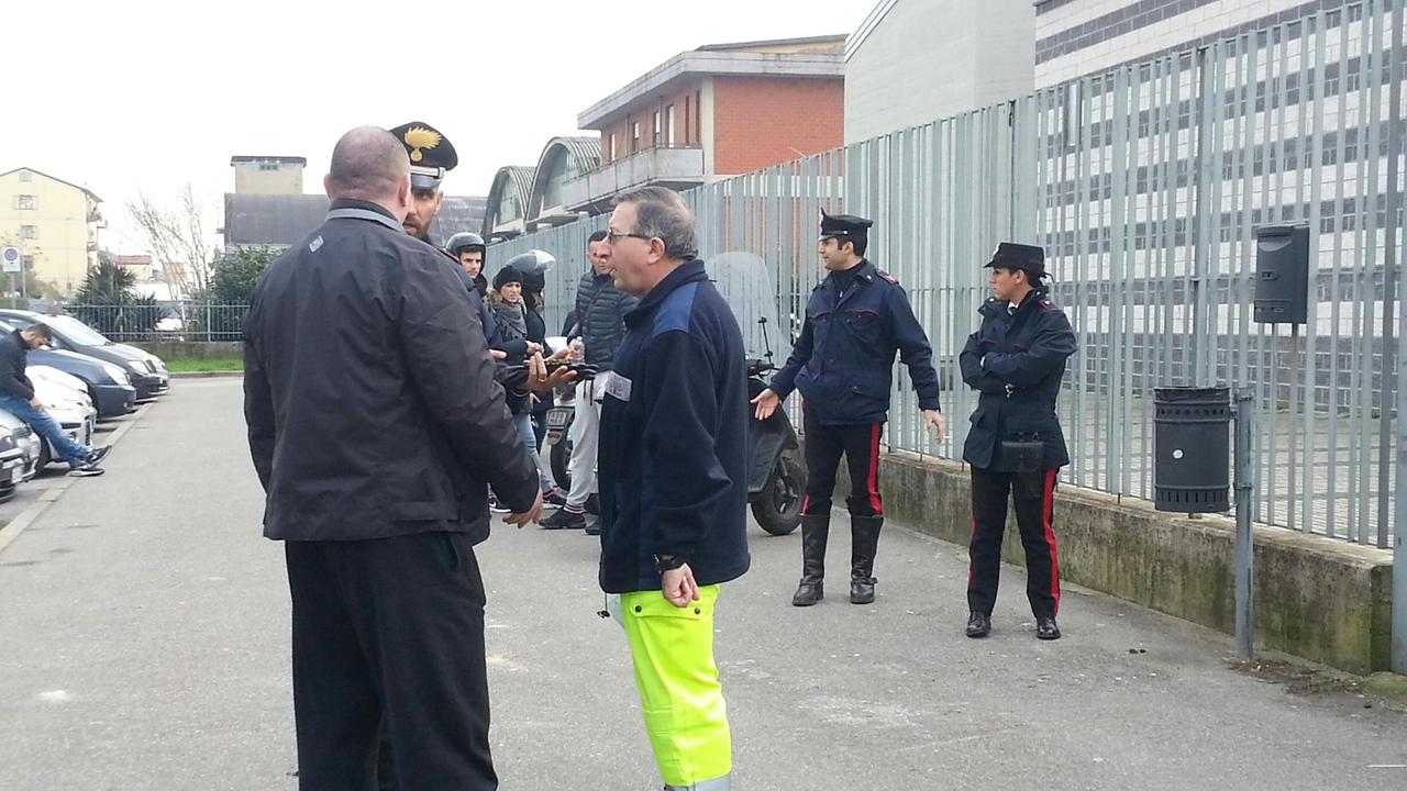 Il padre della studentessa, di spalle, davanti al Liceo artistico di Montemurlo (foto Batavia)