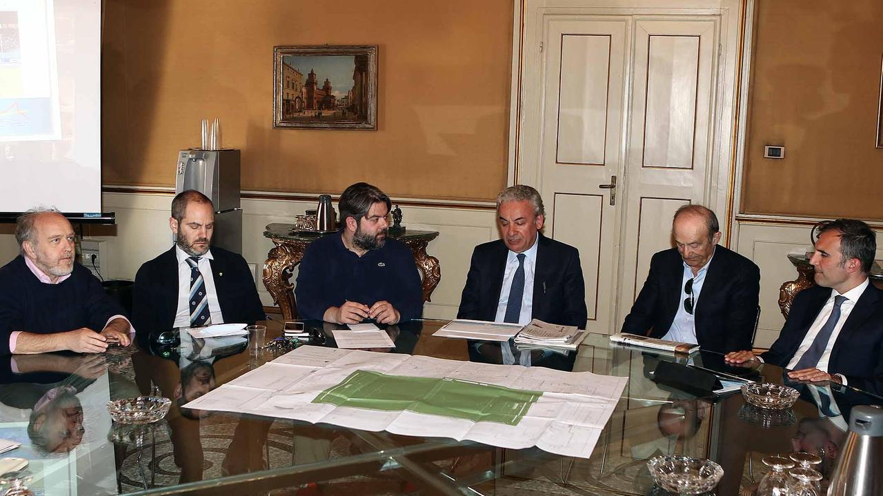 La presentazione dei lavori allo stadio Paolo Mazza. Da sinistra: il sindaco Tiziano Tagliani, gli assessori Roberto Serra e Simone Merli, il presidente spallino Walter Mattioli e il patron Francesco Colombarini, l'assessore Aldo Modonesi