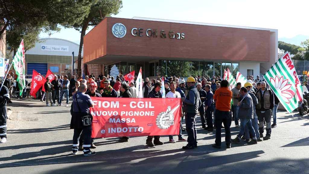 La protesta davanti ai cancelli del Nuova Pignone