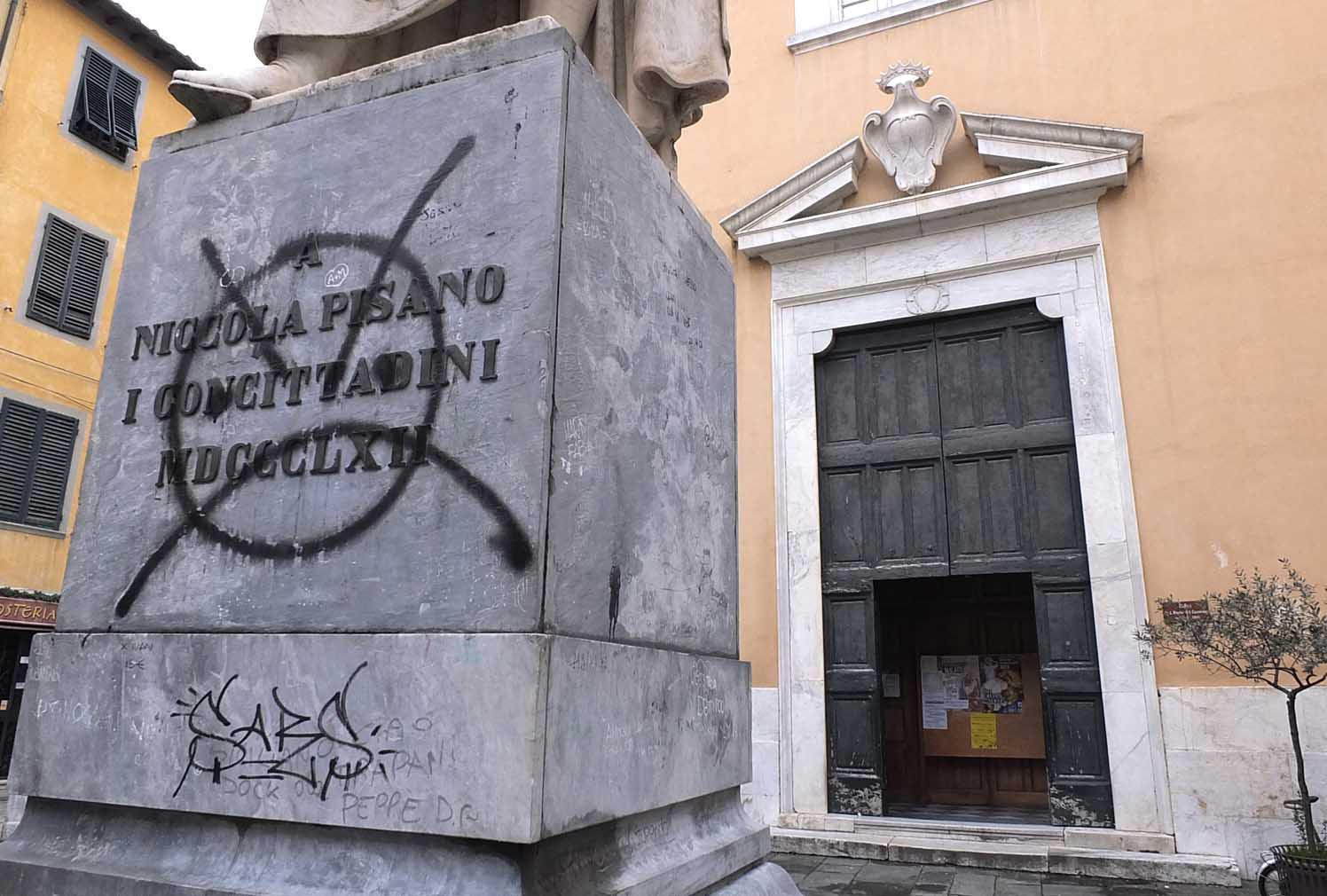 La statua di Niccola Pisano in piazza del Carmine