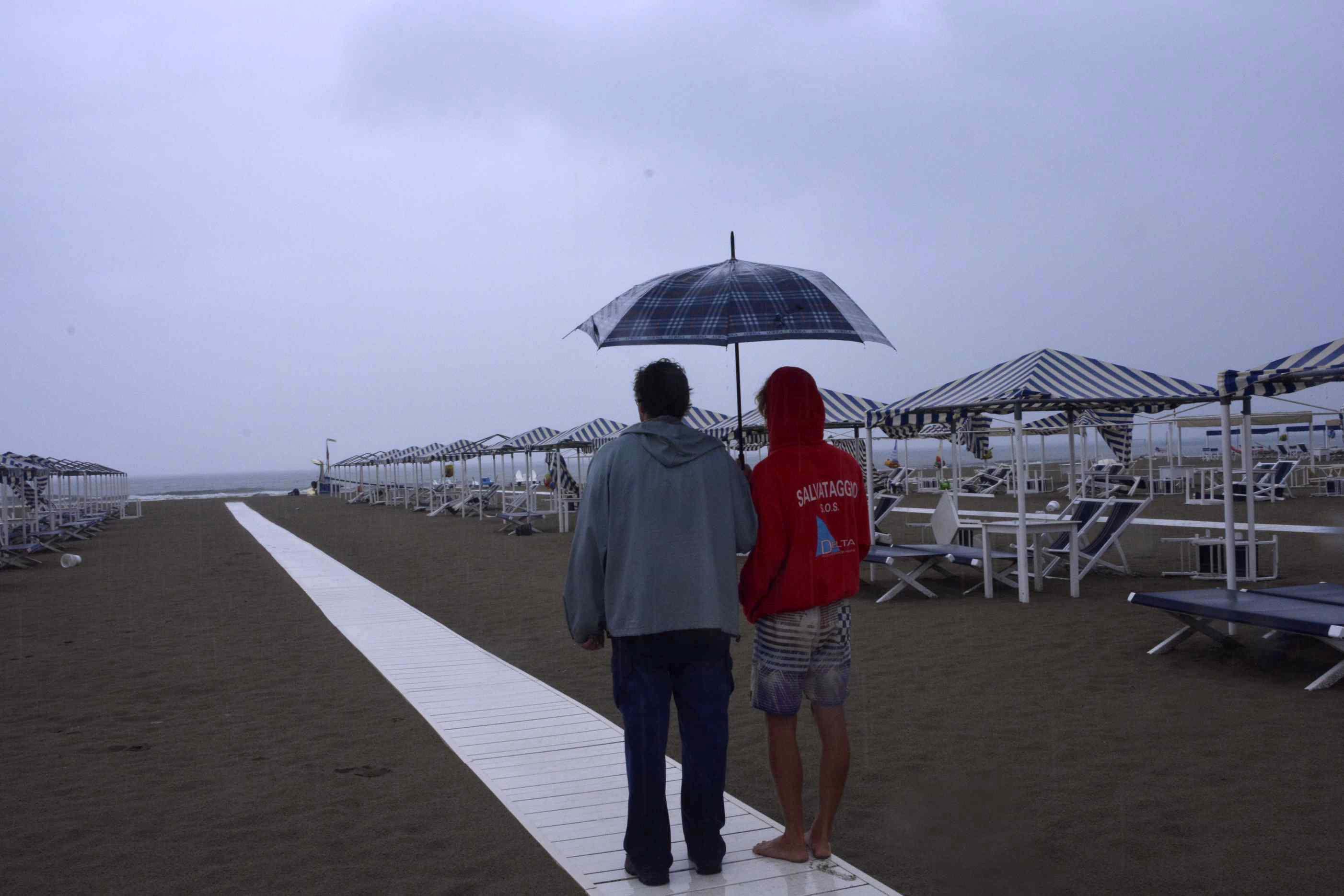 Pioggia su una spiaggia della Versilia